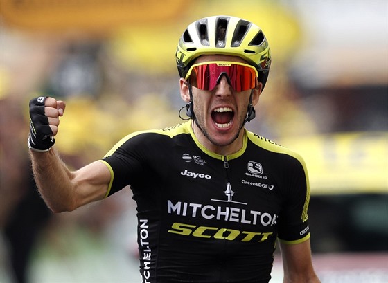 Britský cyklista Simon Yates slaví vítzství ve 12. etap Tour de France.