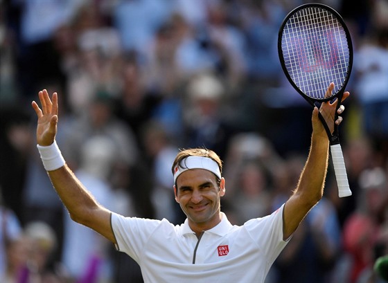 výcar Roger Federer se raduje z postupu do semifinále Wimbledonu.