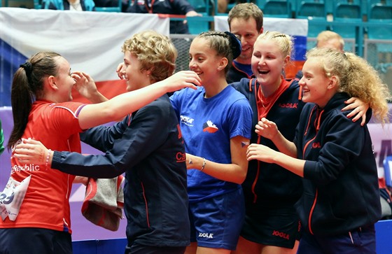 eské juniorky se radují ze zisku bronzových medailí na mistrovství Evropy...