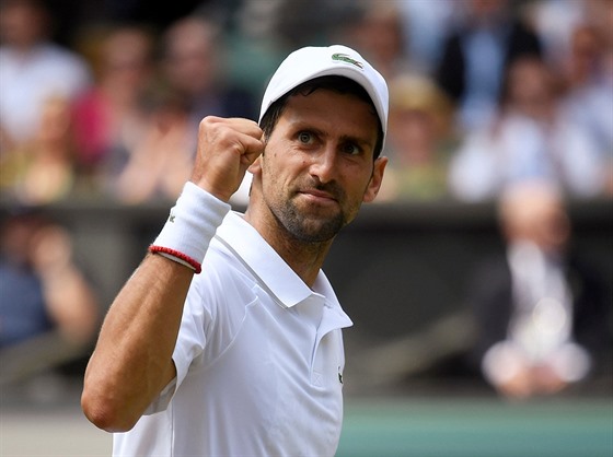 Srbský tenista Novak Djokovi bhem semifinále Wimbledonu.
