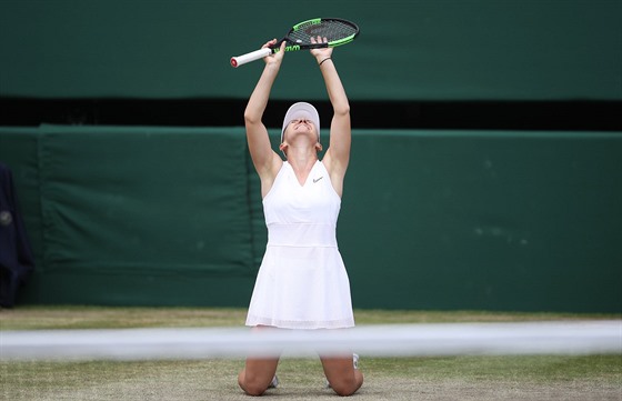 Rumunka Simona Halepová se raduje z vítzství ve Wimbledonu.