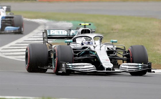 Fin Valtteri Bottas z Mercedesu bhem kvalifikace na Velkou cenu Británie.