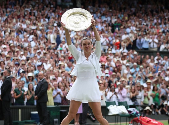 Rumunka Simona Halepová se raduje z vítzství Wimbledonu.