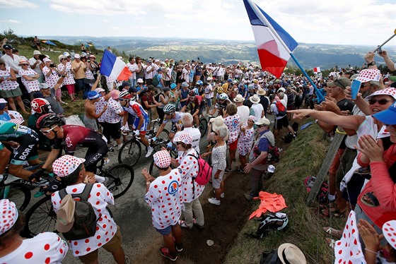 Francouz Thibaut Pinot z týmu Groupdama - FDJ (uprosted) projídí kolem svých...