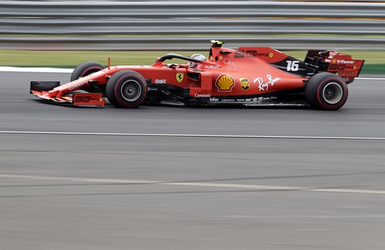 Jezdec Ferrari Charles Leclerc bhem Velké ceny Británie.