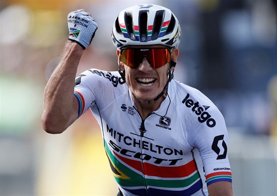 Daryl Impey z týmu Mitchelton-Scott se raduje z vítzství v deváté etap Tour...