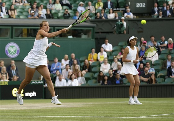 Barbora Strýcová odehrává balon bhem finále deblu ve Wimbledonu.