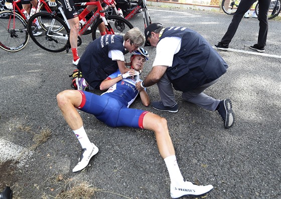 Niki Terpstra leí na zemi po pádu v 11. etap Tour de France.