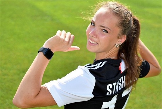 Andrea Stašková pózuje v dresu Juventusu.
