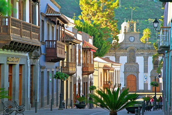 M�ste�ko Teror bylo zalo�eno po zjevení Madony v roce 1481.