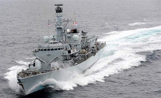 Po varování lodi britského námonictva HMS Montrose se Íránci stáhli.