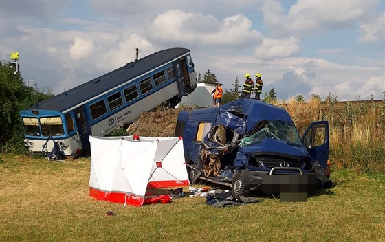U obce Příčina na Rakovnicku se srazila dodávka s vlakem. Při nehodě zemřel...