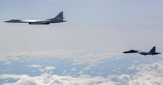 Ruský strategický bombardér Tu-160 a bojový stroj letoun Su-35 nad Baltem