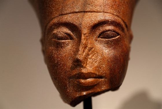 Busta egyptského boha Amona tsn ped drabou artefaktu v aukní síni...