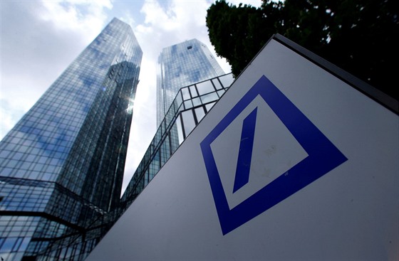 Logo banky Deutsche Bank na zdi před firemním ústředím ve Frankfurtu nad...