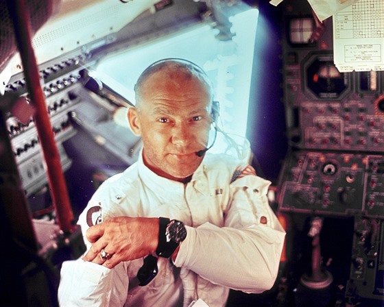 Americký vojenský pilot a astronaut Buzz Aldrin byl druhým lovkem, který...