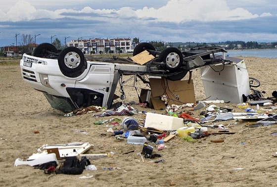 Pevrácený autokaravan v ecké vesnici Sozopoli, v nm zemeli dva etí...