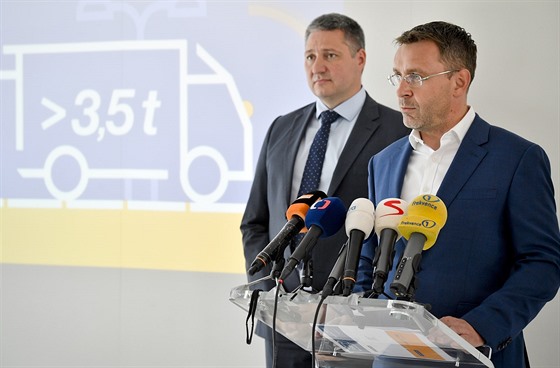 Ministr dopravy za ANO Vladimír Kremlík (vpravo) a generální editel...