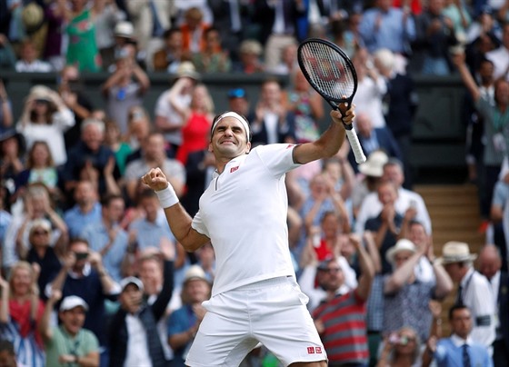 výcar Roger Federer se raduje z postupu do finále Wimbledonu.