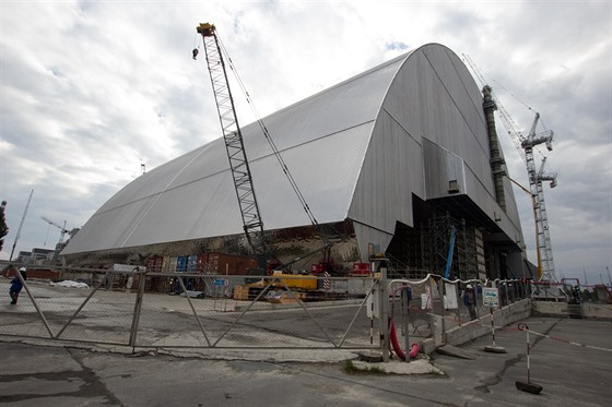 Nový kryt pro IV. blok ernobylské elektrárny v íjnu, kdy byla vnjí...