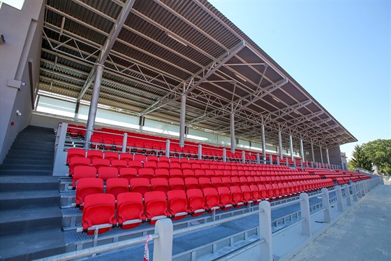 Opravená tribuna stadionu na Sokolském ostrov v eských Budjovicích (ervenec...