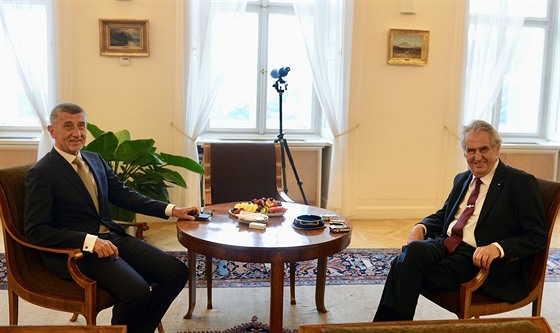 Prezident Milo Zeman (vpravo) pijal 11. ervence 2019 na Praském hrad...