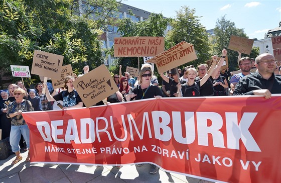 Více než dvě stovky lidí demonstrovaly v centru Ústí nad Labem za zachování...