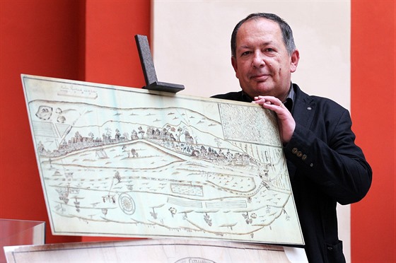 Michal Urban, šéf společnosti Montanregion Krušné hory – Erzgebirge, s jednou z krušnohorských důlních map