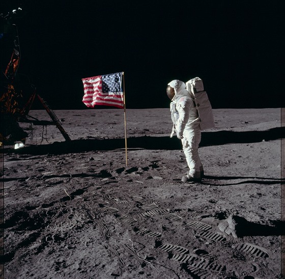 Vlajka a další lidské stopy na měsíčním povrchu