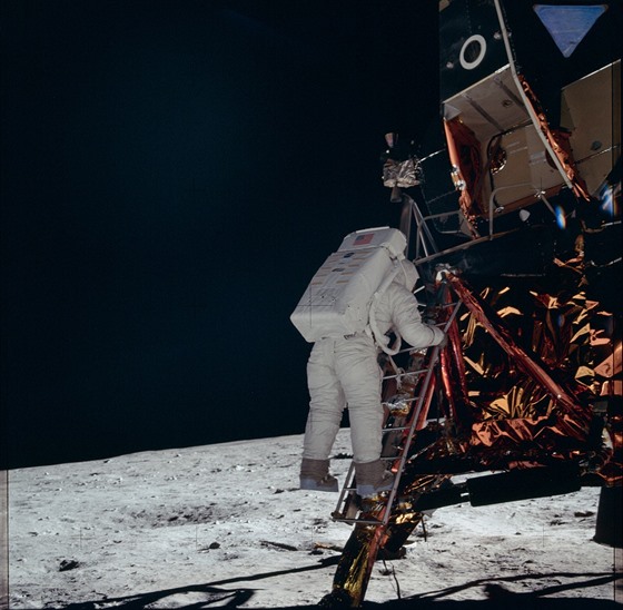 Jedna z nejznámějších fotek z Apolla 11. Řada lidí si proto myslí, že je na ní Neil Armstrong. Toho ale neměl kdo vyfotit. Zatímco Armstrong má z výstupu jen nekvalitní TV záběry, Aldrin si může zarámovat fotku z velkoformátového fotoaparátu Hasenblad.