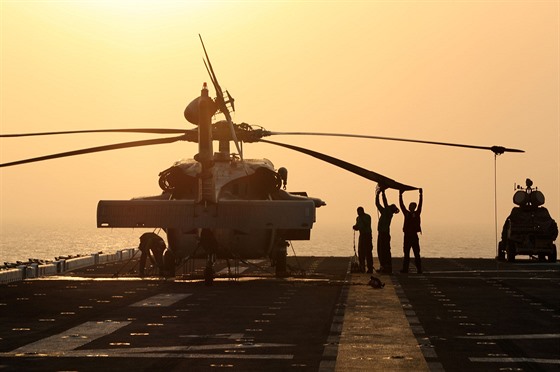 Vrtulník na americké letadlové lodi v Arabském moi (16. ervence 2019)