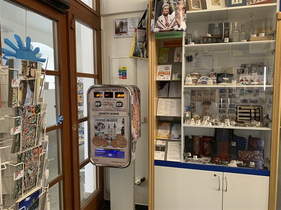 Automat v uherskohradiském infocentru za padesátikorunu nebo za dv eura...