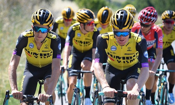 Jezdci tmu Jumbo-Visma v poped pelotonu Tour de France.