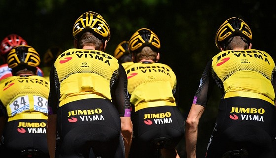 Jezdci týmu Jumbo-Visma v pelotonu Tour de France.