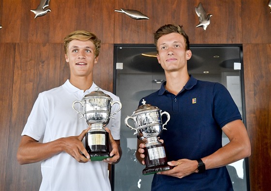 Tenisté Joná Forejtek (vlevo) a Jií Leheka, kteí vyhráli ve Wimbledonu...