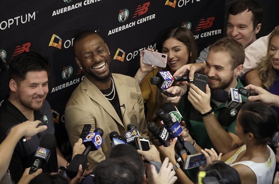 Kemba Walker si uívá zájem bostonských noviná.