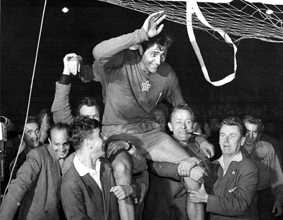 Josef Tesa jako finálový hrdina praského mistrovství Evropy 1958
