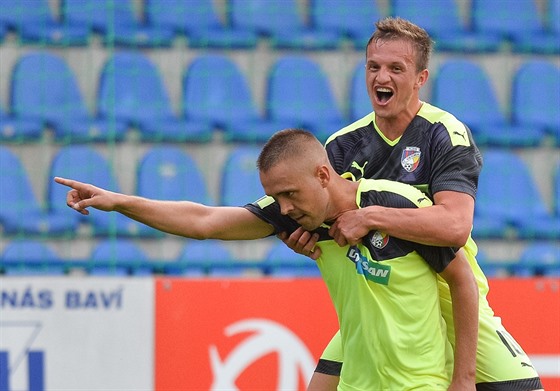 Luděk Pernica (vlevo) a Jan Kopic se radují z plzeňského gólu.