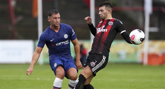 Danny Drinkwater (vlevo) z Chelsea bhem pípravného duelu s irskými Bohemians