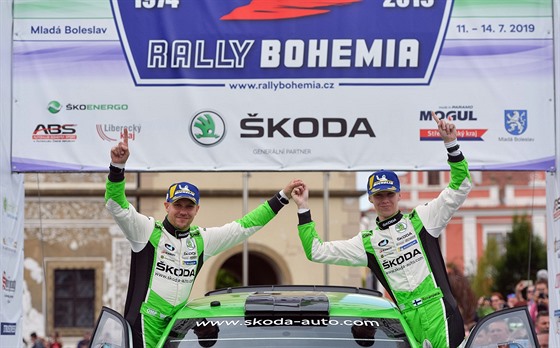 Vítzná posádka Rallye Bohemia (zprava) Kalle Rovanperä a Jonne Halttunen z...