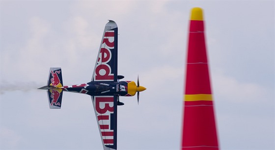 Akrobatický pilot Martin onka bhem závodu Red Bull Air Race nad Balatonem