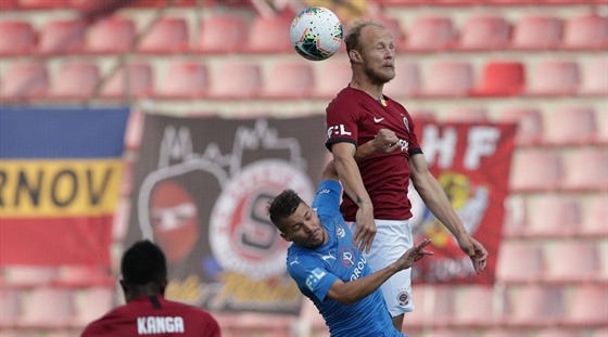 Sparanský stoper Semih Kaya v hlavikovém souboji v duelu se Slováckem.