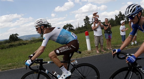 Francouzský cyklista Romain Bardet (vlevo), rodák z Brioude, na trati 9. etapy...