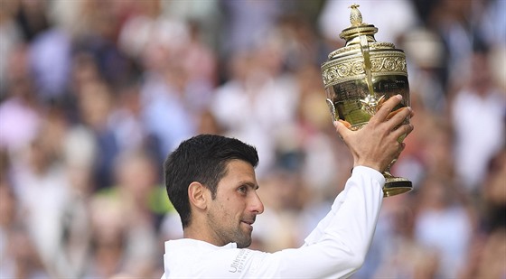 Srbský tenista Novak Djokovi hrd drí trofej pro vítze Wimbledonu.