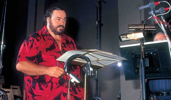 Operní hvzdy jako Luciano Pavarotti v ohroení umlou inteligencí zatím nejsou, hlas herc vak u umlá inteligence napodobit dokáe. Na ilustraním snímku je Lucio Pavarotti v roce 2013. 
