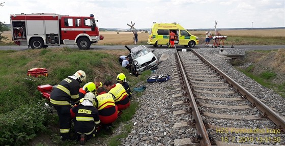 Pi sráce vlaku s osobním autem u Nýan na Plzesku se ván zranili dva mui....