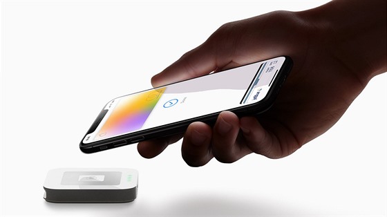 Apple card při placení iPhonem (ilustrační snímek)