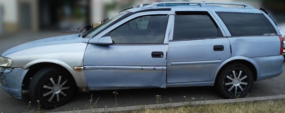 Auto drelo pohromad jen díky plastovým páskám a lanu.