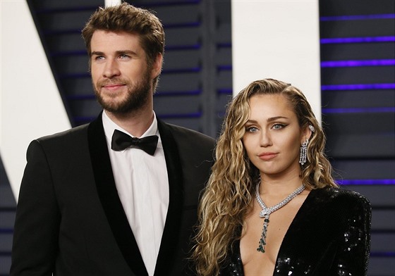 Liam Hemsworth a Miley Cyrusová na Vanity Fair Oscar Party (Los Angeles, 24....