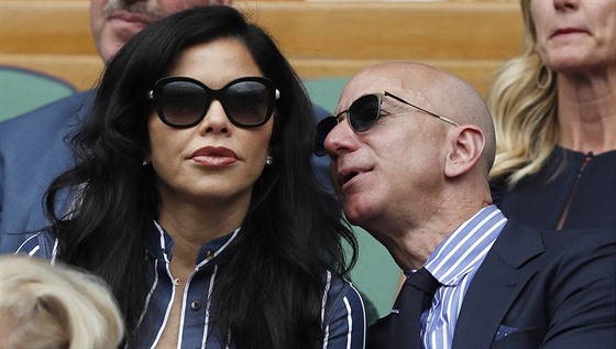 Lauren Sanchezová a Jeff Bezos na finále Wimbledonu (Londýn, 14. ervence 2019)